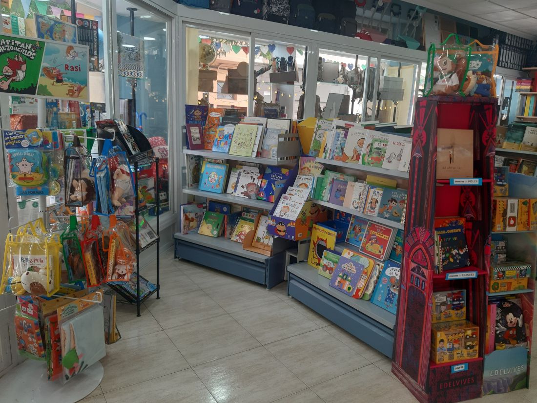 Estanterías llenas de libros en Librería Maeva