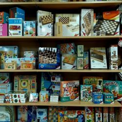 Estantería con juegos en Librería Maeva