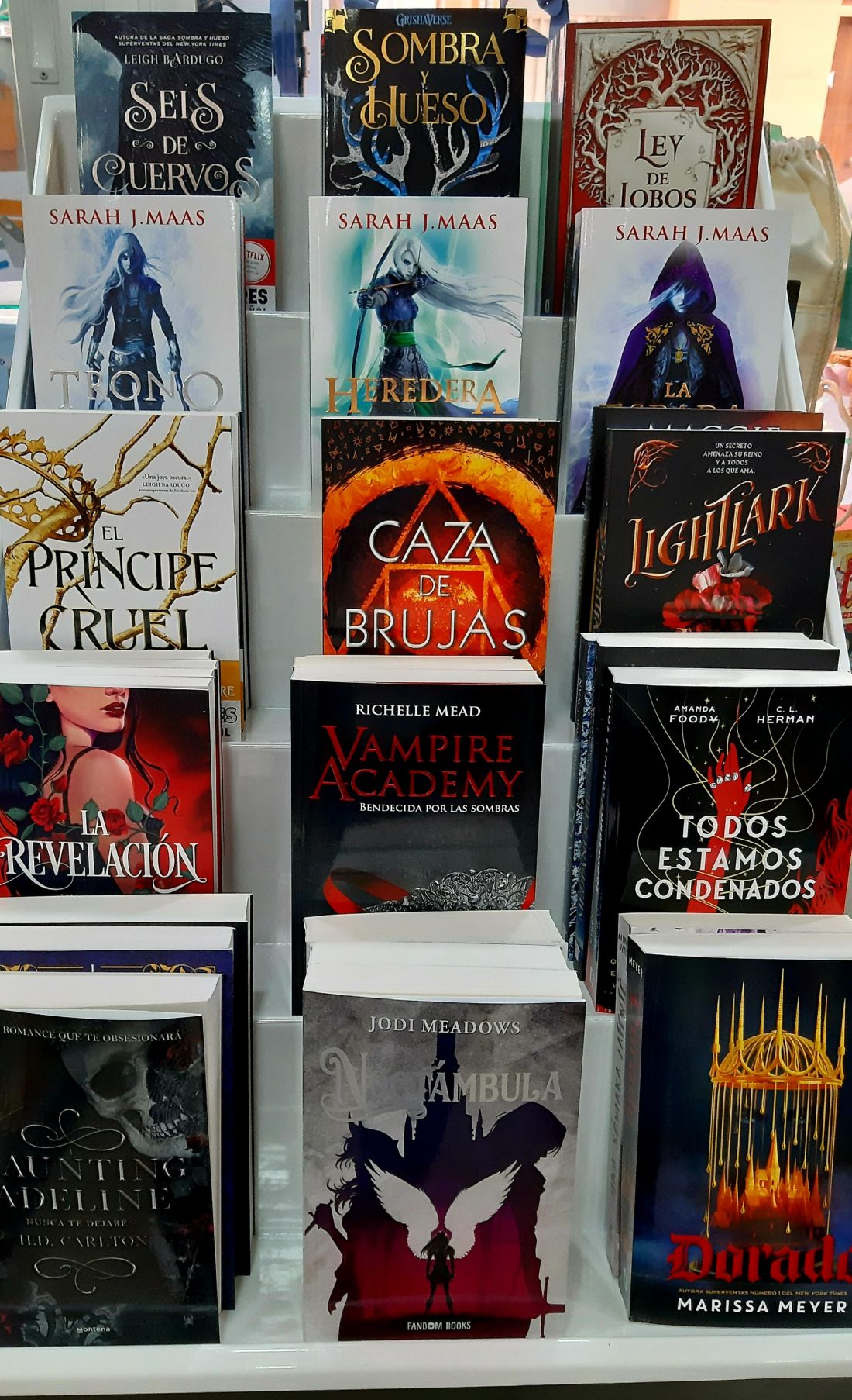 Selección de libros en Librería Maeva