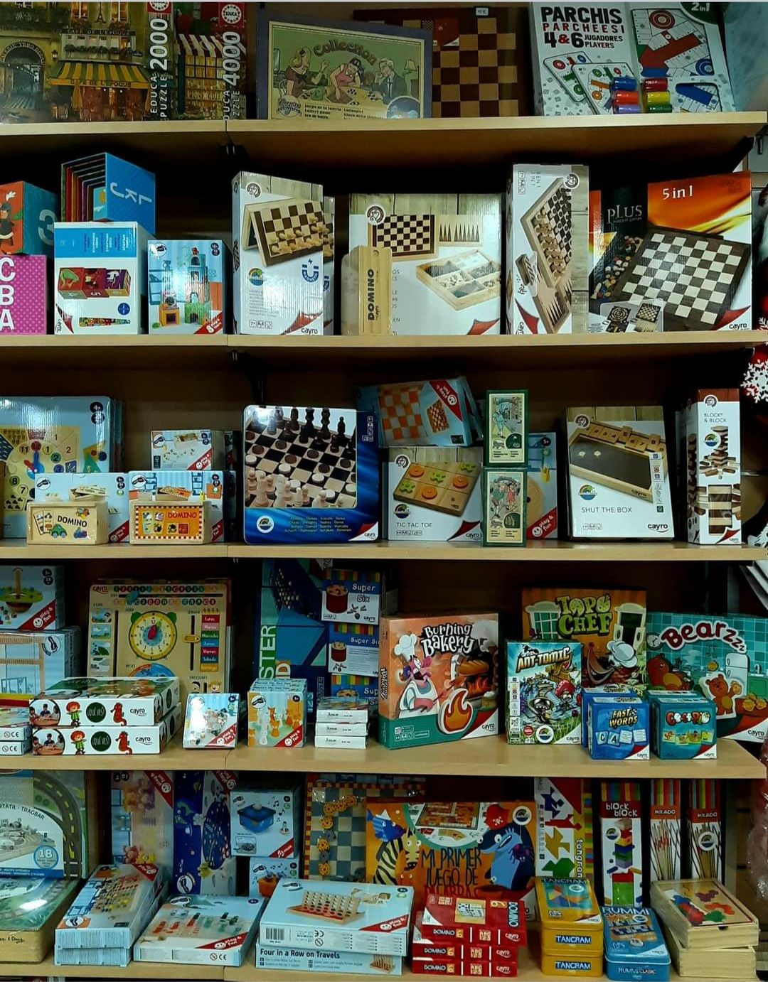 Estantería con juegos en Librería Maeva