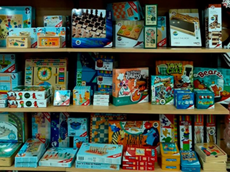 Juegos de mesa en Librería Maeva estantería-juegos.jpg